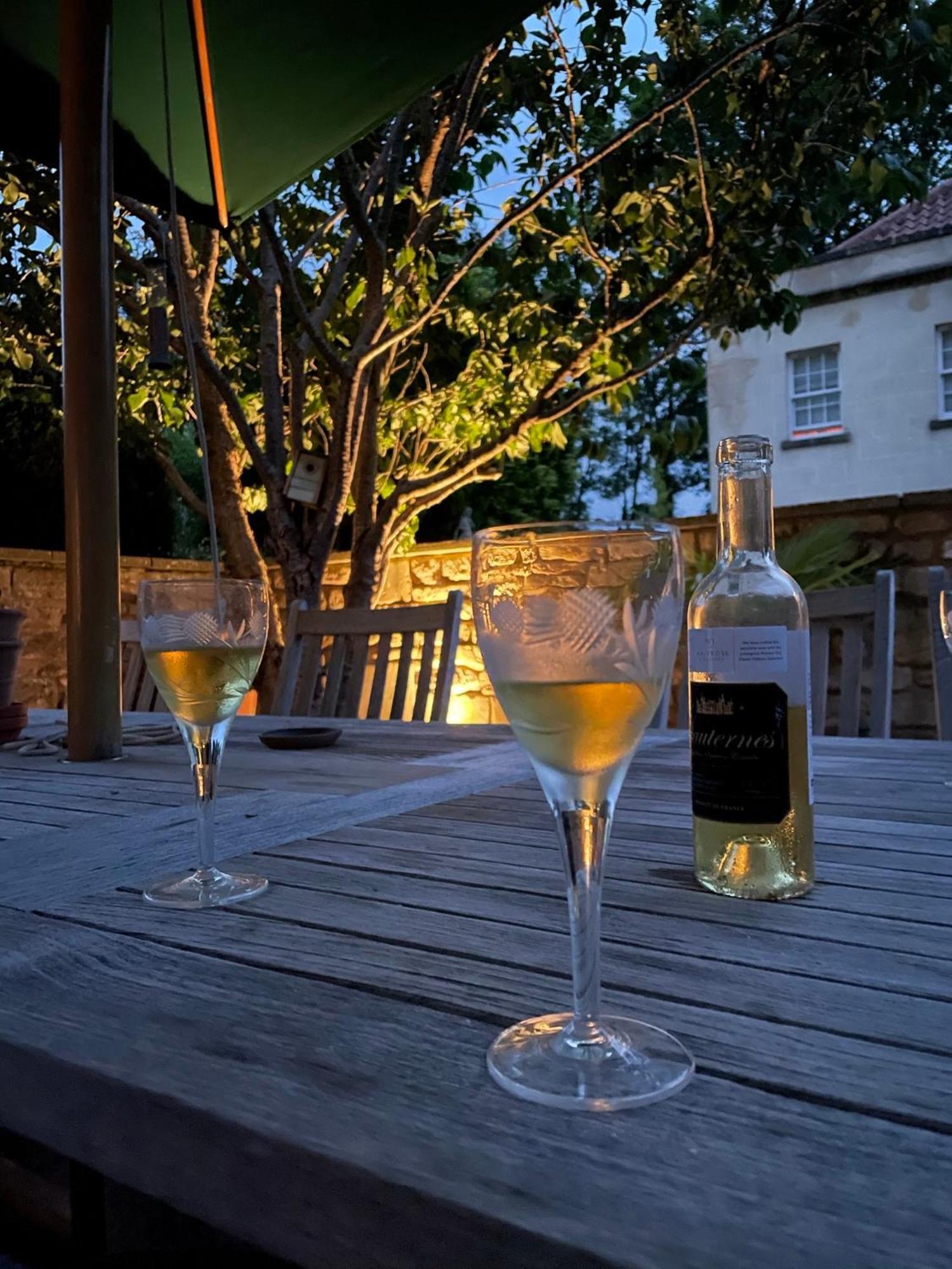 Hotel The Windsor Town House Bath Pokój zdjęcie A glass of wine