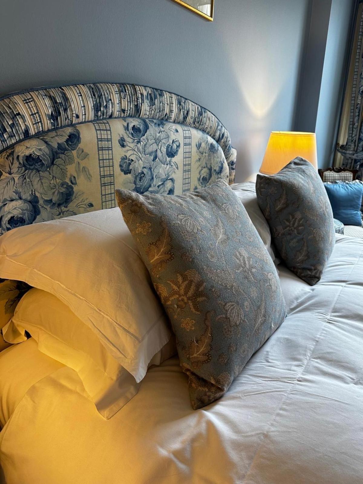 Hotel The Windsor Town House Bath Zewnętrze zdjęcie Cushions on a bed
