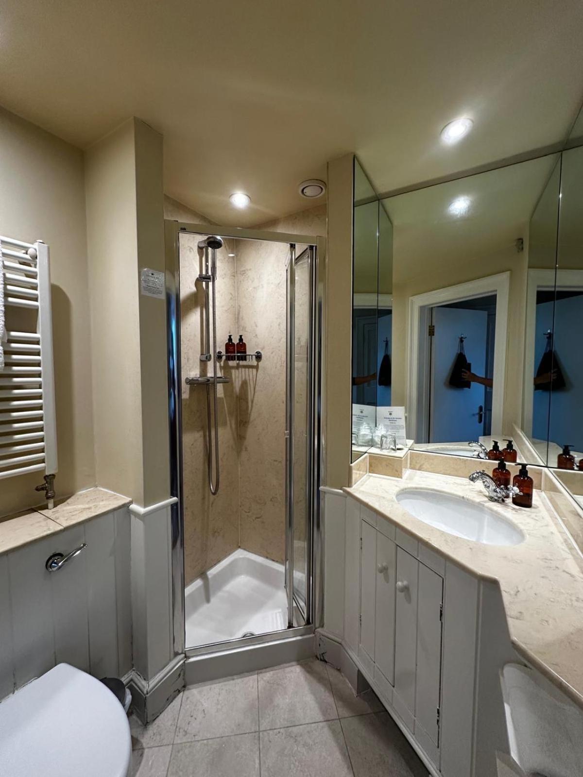 Hotel The Windsor Town House Bath Zewnętrze zdjęcie A shower cubicle