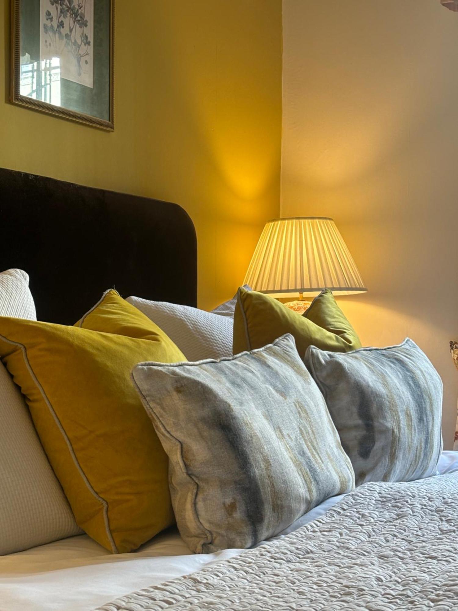 Hotel The Windsor Town House Bath Pokój zdjęcie A pleated lampshade