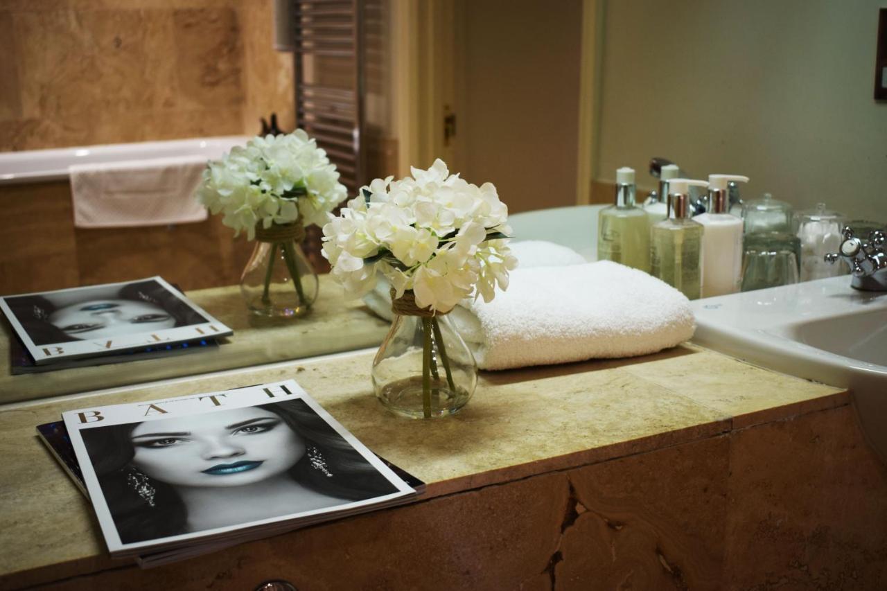 Hotel The Windsor Town House Bath Zewnętrze zdjęcie A bathroom at the Four Seasons Hotel, New York City