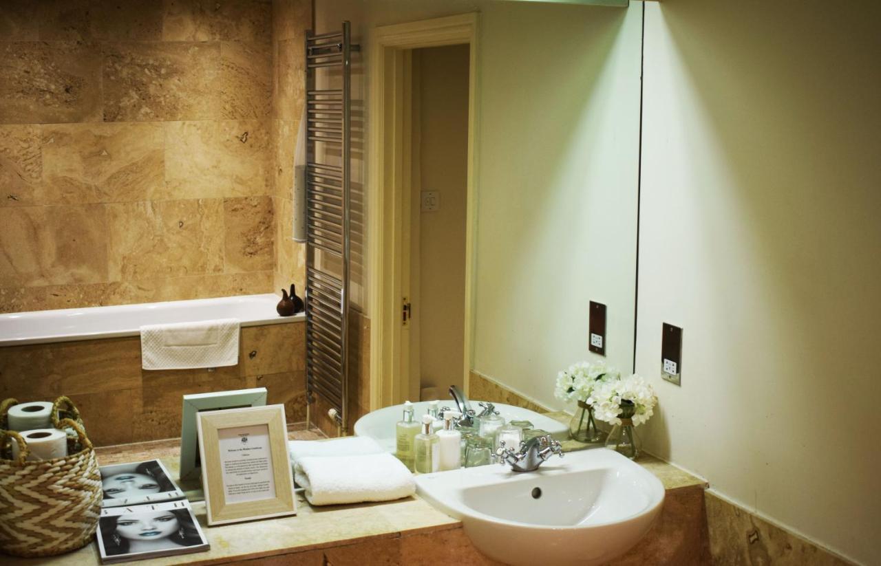 Hotel The Windsor Town House Bath Zewnętrze zdjęcie Bathroom lighting